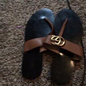 (PICK UP ONLY LITHONIA ga)Gucci Black Leather Slide Sandals with Gold Accent